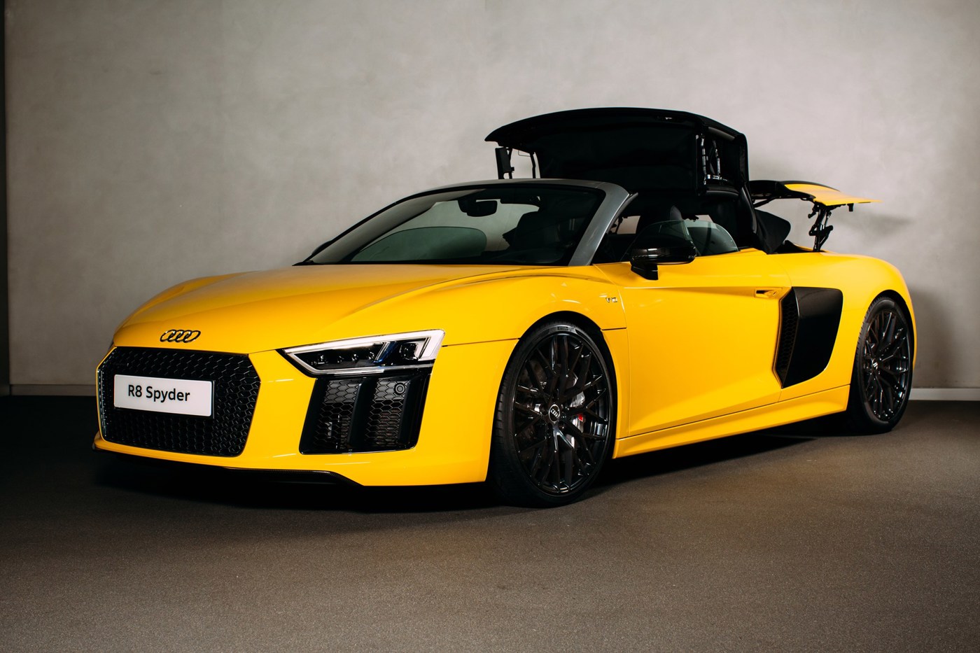 Audi R8 Spyder 2016 studio front three quarters roof mid operation