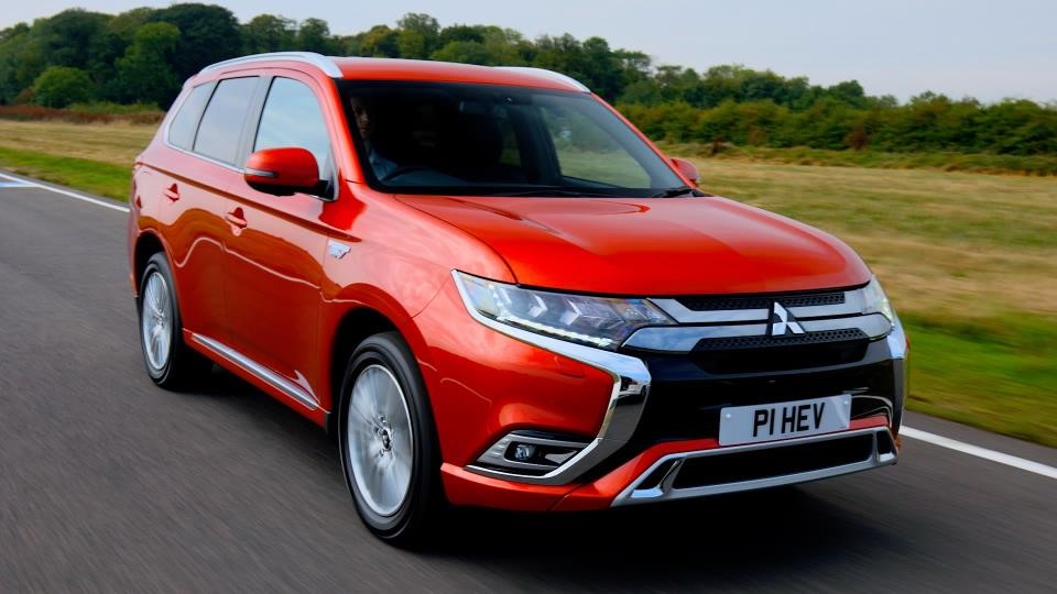 2019 Mitsubishi Outlander in red
