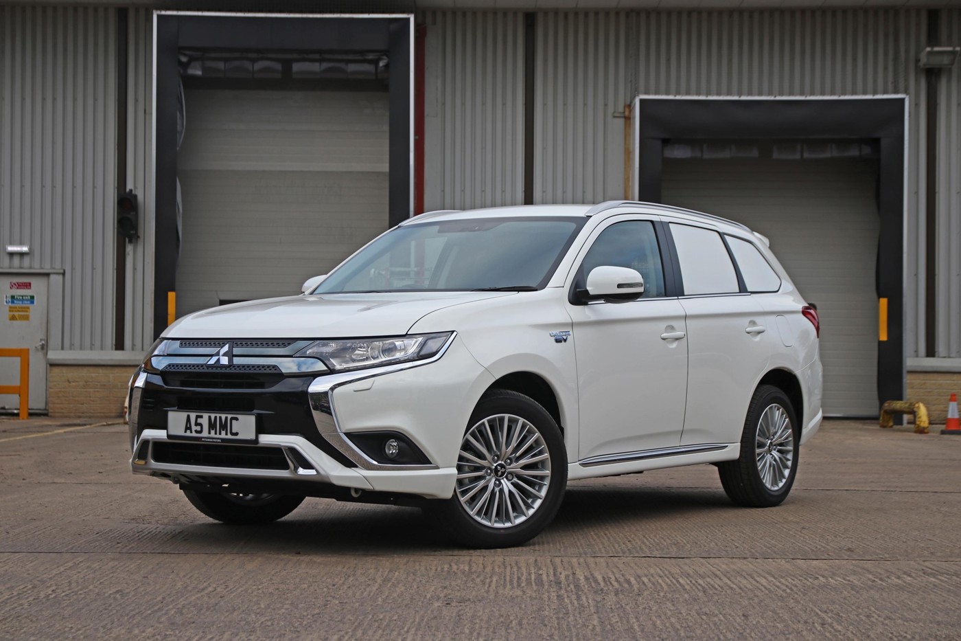 Mitsubishi Outlander PHEV Commercial (2019)