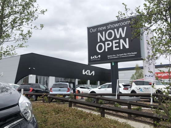 Kia Motors UK-ova auto kuća u Boltonu bila je prva koja se pridržavala novog CI brenda