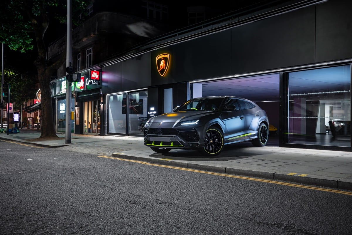 HR Owen Lamborghini London hands over 15,000th Urus | Manufacturer