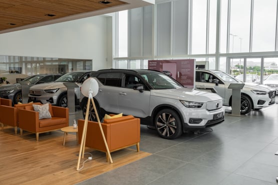 Dentro de una sala de exposición de Volvo