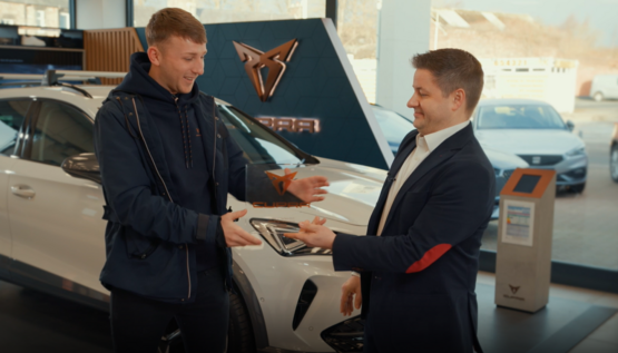 Ben Fish, head of sales at Cupra UK, presented the Retailer of the Year award to Seat Fife Cupra sales specialist Robbie Gibson
