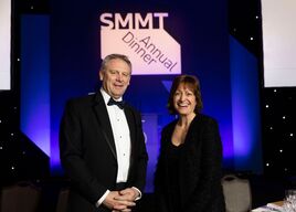 La presidenta entrante de SMMT, Alison Jones, con el actual Dr. George Gillespie OBE