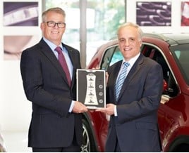 Taking the reins: Chris Lear (left) takes over from Hamish McCowan (right) as Kia Motors UK aftersales director