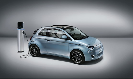 The new zero-emission Fiat 500 EV on charge