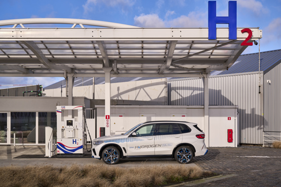 Filling-up: BMW's iX5 Hydrogen fuel cell electric vehicle (FCEV)