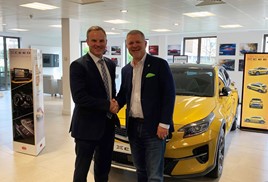 Simon Hetherington, commercial director at Kia Motors UK, with Glen Demetrioff, RAPID RTC's president and chief executive