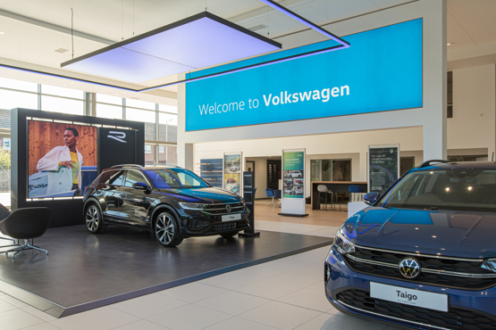 Unutar novog Volkswagenovog salona automobila i kombija Swansway Group u Oldhamu