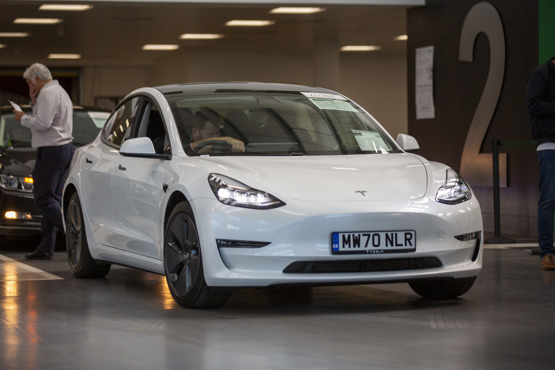 Tesla Model 3 en una subasta de Aston Barclay