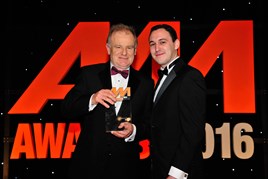 Bob O’Reilly, head of franchising and network development, Renault (left), accepts the award for Franchise of the Year from John Miele, sales director, carwow
